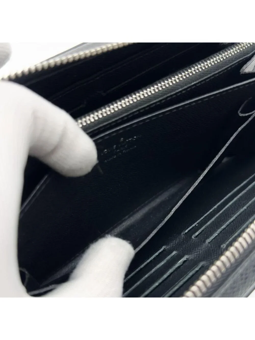Louis Vuitton Zippy XL Taiga Black Round Wallet